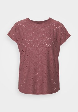 Mauve blouse met korte mouwen, bloemenoogjes kantpatroon en ronde halslijn, losse pasvorm, weergegeven op een effen achtergrond.