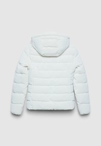 Giacca puffa bianca trapuntata con cappuccio, vista da dietro, con cuciture orizzontali e maniche lunghe.