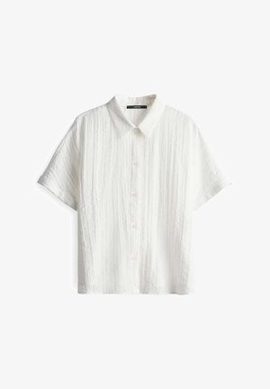 Witte shirt met korte mouwen en een gestructureerd patroon, met een kraag en vijf knopen. De stof heeft een lichte uitstraling.