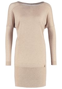 Robe en maille beige à manches longues avec encolure bateau, ourlet côtelé et panneau texturé sur la partie supérieure de la manche gauche.