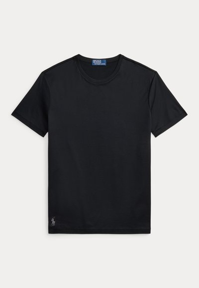 Μαύρο κοντομάνικο T-shirt με στρογγυλή λαιμόκοψη και μικρό κεντημένο λογότυπο Polo Ralph Lauren κοντά στο κάτω στρίφωμα σε λευκό φόντο.