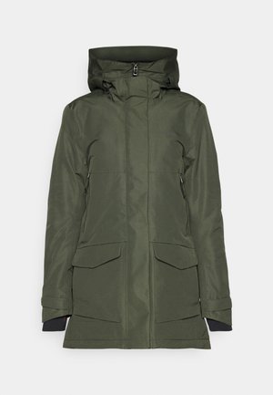 Veste imperméable verte avec une capuche doublée, deux grandes poches avant et une fermeture éclair. Le matériau a une texture lisse.