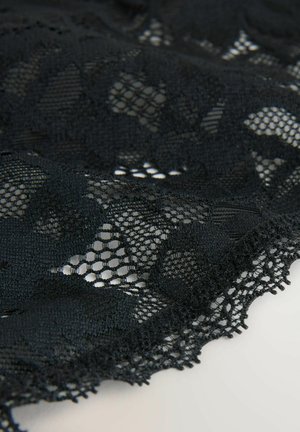 Fekete csipkeanyag virágmintákkal, masszív és nyitott szövésű részek keverékével, hullámos szegéllyel végződve. Puha tapintású.