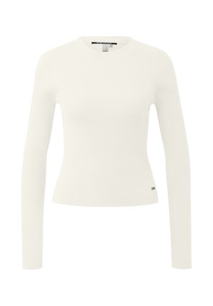 Witte geribbelde, nauwsluitende trui met lange mouwen, een ronde hals en een klein metalen logotagje bij de zoom, afgebeeld op een effen achtergrond.