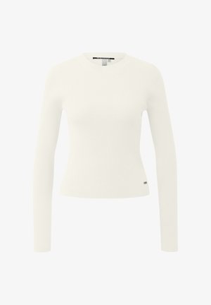 Weißer, gerippter, langärmeliger, figurbetonter Pullover mit Rundhalsausschnitt und einem kleinen metallischen Logosticker nahe dem Saum vor einfachem Hintergrund.