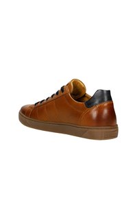 Sneaker in pelle marrone con finitura texturizzata, dettagli neri e punta rotonda. Presenta lacci neri e suola in gomma.