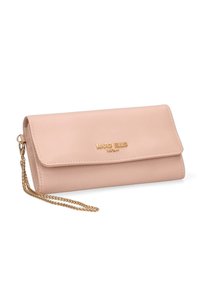 Clutch in pelle rosa con hardware dorato e tracolla a catena, dotato di chiusura a pattina e logo in rilievo sul davanti.