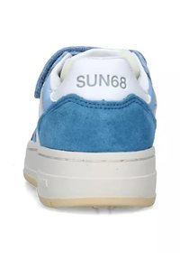 Sneaker blu in suede con accenti bianchi, colletto imbottito e suola in gomma. Presenta il marchio "SUN68" sul tallone. Lacci piatti e forma sagomata.