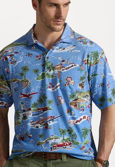 Camisa polo de manga curta em algodão azul claro com estampado tropical vibrante, incluindo palmeiras, aviões, flores e cenas de praia.