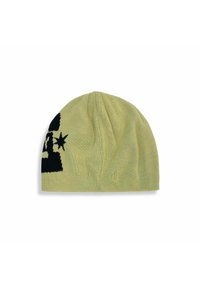 Lichtgroene gebreide beanie met zwarte afbeelding van een helm en ster aan één kant, plat gelegd op een witte achtergrond.
