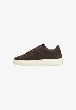 Bruine suède sneaker met een witte rubberen zool, ronde neus, zes gaatjes en contrasterende stiksels op de bovenkant.