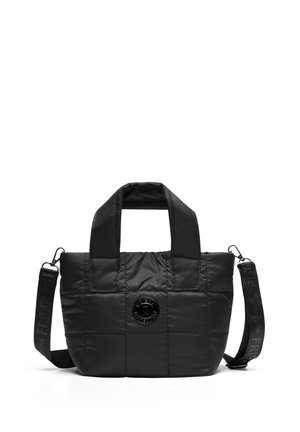Zwarte gewatteerde tote bag met dubbele handvatten en een verwijderbare, verstelbare schouderband. Heeft een ronde logo en textiel stof.