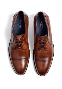 Scarpe eleganti da uomo in pelle marrone con finitura liscia, dettagli traforati e classico design con lacci. Presentano una suola nera a contrasto.