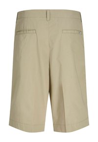 Shorts beige longueur genou avec passants de ceinture et deux poches passepoilées à l'arrière, dont une avec une petite étiquette de marque sur le côté droit.