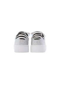 Glitrende sølv sneakers med hvide gummisåler, der har sort og hvid stribet stof indvendigt og snørebånd.