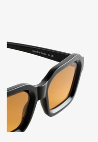 Vybráno, amber orange