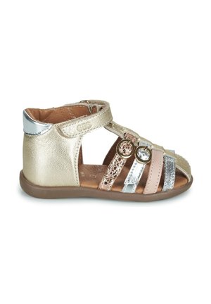 Mehrriemchen-Sandale für Kleinkinder in Gold-, Silber-, Rosa- und Bronzetönen mit zwei kleinen Schnallen und brauner Sohle.