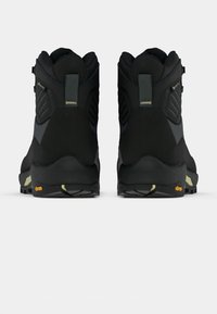 Juodi žygio batai su aukštu raišteliu, tekstūruoto audinio, galinėmis kilpelėmis ir Vibram padu. Yra sustiprintas padas ir šoninės detalės pilkos spalvos.