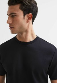Reiss REGULAR FIT-BRADLEY INTERLOCK CREW NECK - Paprasti marškinėliai - navy