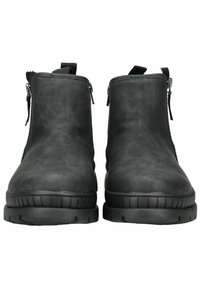Vista frontal de botines negros hechos de cuero sintético suave, con cremalleras laterales, una suela acolchada y un diseño de punta redonda.