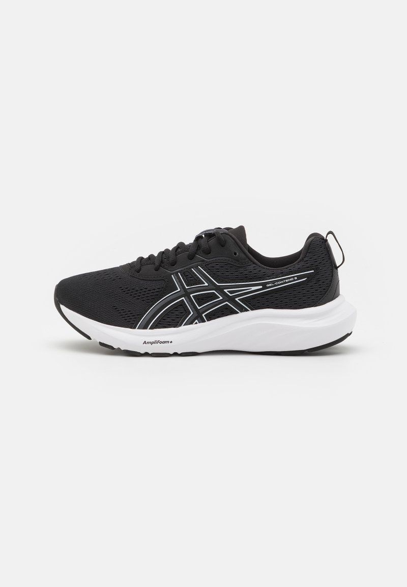 Baskets de sport noires avec semelle blanche, bandes blanches du logo sur le côté et lacets, vues de côté extérieur sur fond blanc.