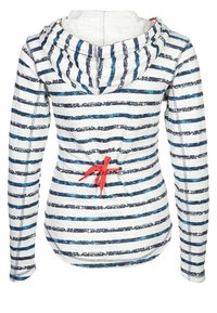 Hættetrøje med blå og grå vandrette striber, udstyret med en rød snor, lange ærmer og en afslappet pasform.