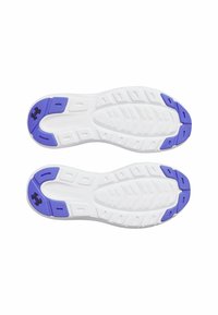 Baskets blanches avec des accents violets sur les semelles. Les semelles présentent des motifs texturés pour l'adhérence et la durabilité. Logo Under Armour visible.