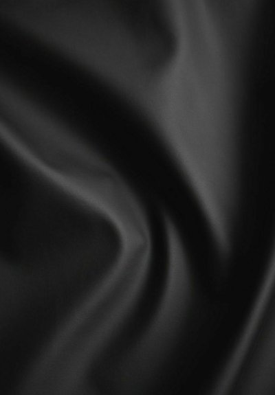 Zwarte stof met een gladde, matte textuur, vertonend zachte plooien en een subtiele glans. Geen zichtbare patronen of accenten.