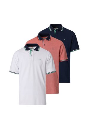 Drei Poloshirts mit kurzen Ärmeln in Weiß, Koralle und Marine, jeweils mit kontrastierenden gestreiften Kragen und Ärmelsäumen.