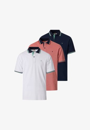 Drie poloshirts met korte mouwen in wit, koraal en marineblauw, elk met contrasterende gestreepte kragen en mouwranden.