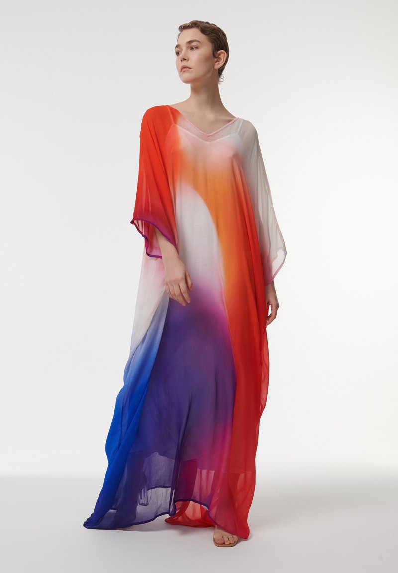 Multicolored Kaftan mit einem Farbverlauf, der von Rot über Orange zu Lila und Blau übergeht; hergestellt aus leichtem, transparentem Stoff.
