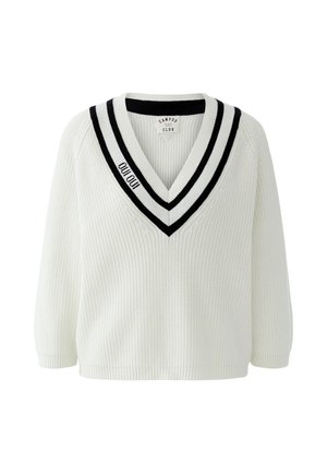 Pull en maille blanche à col en V profond avec des doubles rayures noires et un petit texte noir sur le côté gauche de l'encolure.