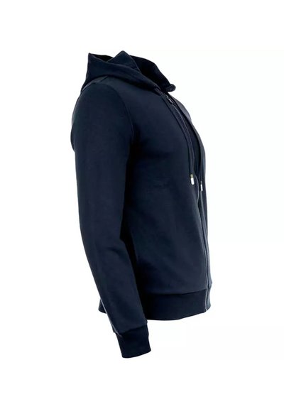 Felpa blu navy con zip, realizzata in tessuto morbido, caratterizzata da una silhouette aderente, cappuccio, zip frontale e polsini e orlo a costine.