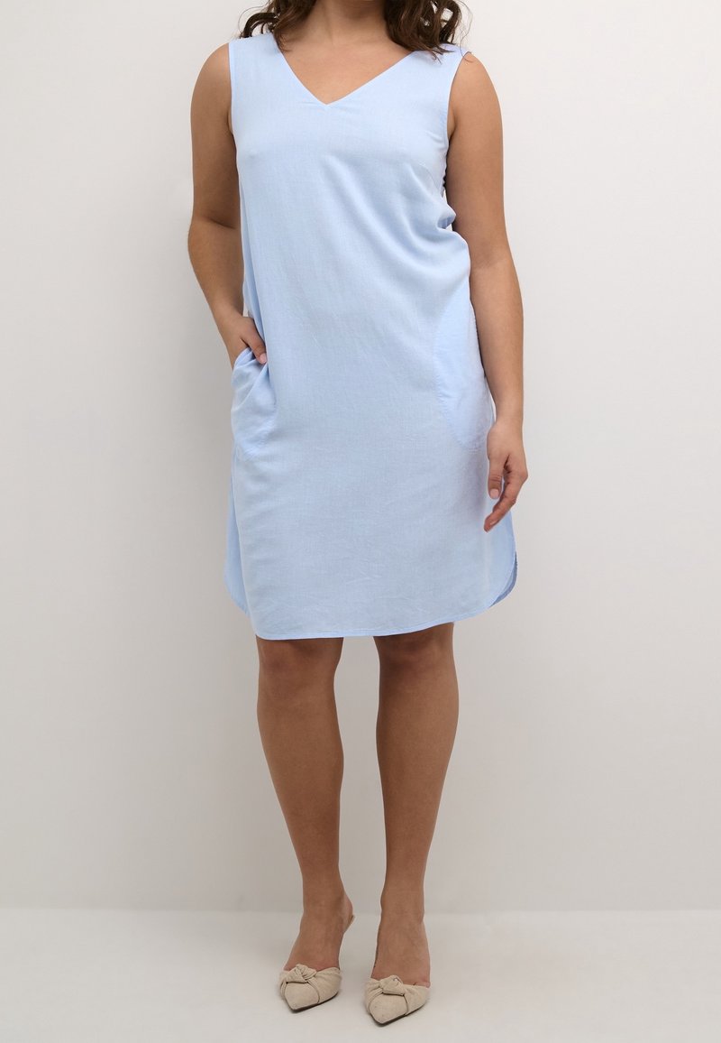 Hellblaues ärmelloses Kleid mit V-Ausschnitt, Seitentaschen und lockerer Passform, mit glatter Textur und knielangem Saum.