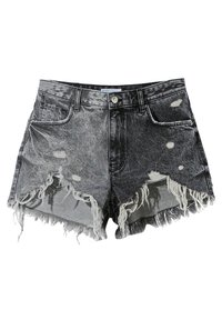 Shorts de mezclilla negra desgastados con dobladillos deshilachados, con parches y cierre de botón. Incluyen bolsillos frontales y una textura desvaída.