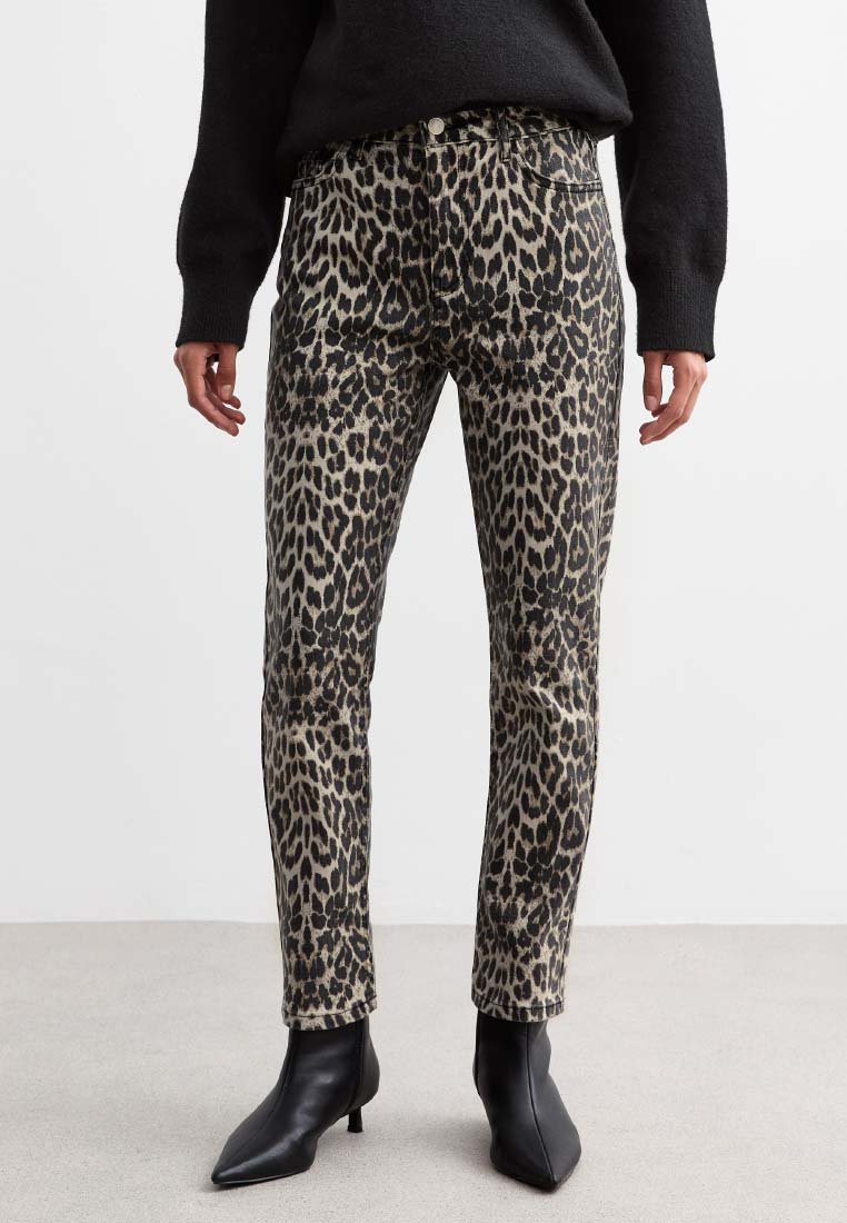 Leopardmönstrade jeans i beige och svart, slim-fit design, mellan hög midja, slitna detaljer, matchat med svarta ankelstövletter.