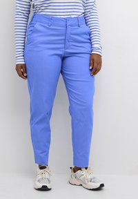 Kaffe Curve LEANA - Pantalones chinos - ultramarine