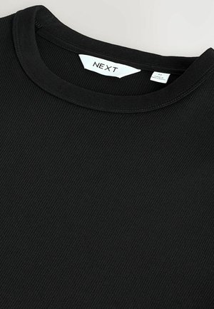 Zwarte rib T-shirt met een ronde hals, met subtiele textuur en een label met de tekst "NEXT" op de kraag.