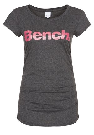 Graues T-Shirt mit kurzen Ärmeln und rundem Ausschnitt, auf der Vorderseite ein Schriftzug "Bench" in funkelnden pinken Buchstaben. Glatte Stoffstruktur.