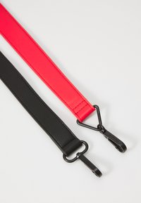 Due cinturini affiancati: uno rosso, in materiale sintetico liscio; uno nero, in pelle testurizzata. Entrambi presentano fermagli in metallo nero alle estremità.