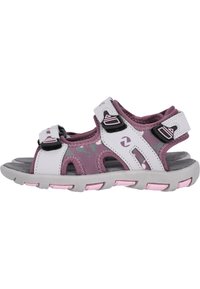 Lila och vit sandal med justerbara remmar, utdragningar och grå texturerad sula. Har rosa detaljer och en vadderad innersula.