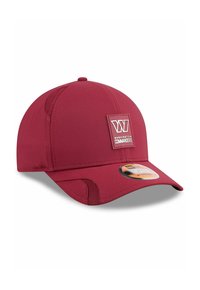 Rote Baseballmütze mit strukturiertem Design, ausgestattet mit Netzpaneelen, verstellbarem Verschluss und einem Logo-Patch auf der Vorderseite.