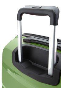 Grön hårdplastresväska med strukturerad yta, svart handtag och silverfärgad utdragbar dragstång. Dragkedjestängning på toppen.