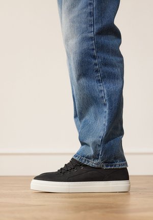 Manfield, Sneakers laag - schwarz