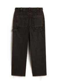 Pantalones de mezclilla oscura con corte recto, que cuentan con dos bolsillos traseros y un diseño de telaraña impreso en el lado derecho. Los bordes inferiores están deshilachados.