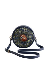Sac en cuir bleu marine en forme ronde avec broderie florale et design de rongeur marron. Dispose d'une bandoulière amovible et de quincaillerie dorée.