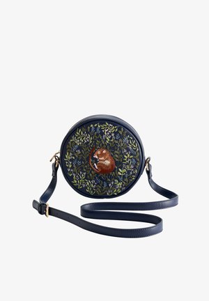Ronde marineblauwe leren crossbody tas met bloemenborduurwerk en een bruin knaagdierontwerp. Voorzien van een afneembare schouderriem en goudkleurige hardware.