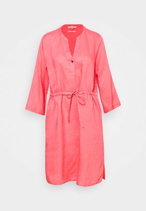 Korallinvärinen linnenklänning med mandarin-krage, trekvartslånga ärmar, knapprentning och justerbart dragsnöre i midjan. Detaljer med sidoklyft.