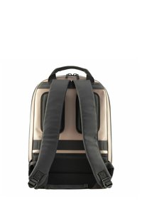 Rugzak met een beige buitenstof, gevoerde zwarte banden en gaasaccenten. Voorzien van een bovenhandgreep en ritssluiting. Eenvoudig, functioneel ontwerp.