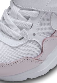 Zapatilla blanca que combina cuero liso y malla, con puntera reforzada y diseño de cordones con sutiles toques de color rosa.